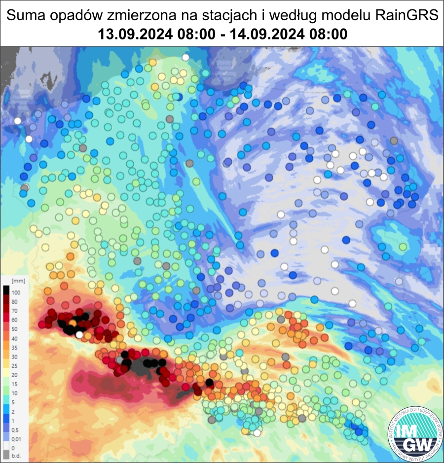 Suma opadów zmierzona na stacjach wraz z nałożonym rozkładem przestrzennym opadów według modelu RainGRS za okres 24 h (13.09.2024 06:00 UTC – 13.09.2024 06:00 UTC).