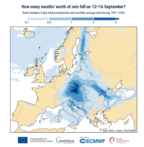 Stosunek 5-dniowych skumulowanych opadów do miesięcznych średnich całkowitych opadów w okresie referencyjnym 1991-2020. Źródło danych: ERA5. Źródło: Copernicus Climate Change Service/ECMWF.