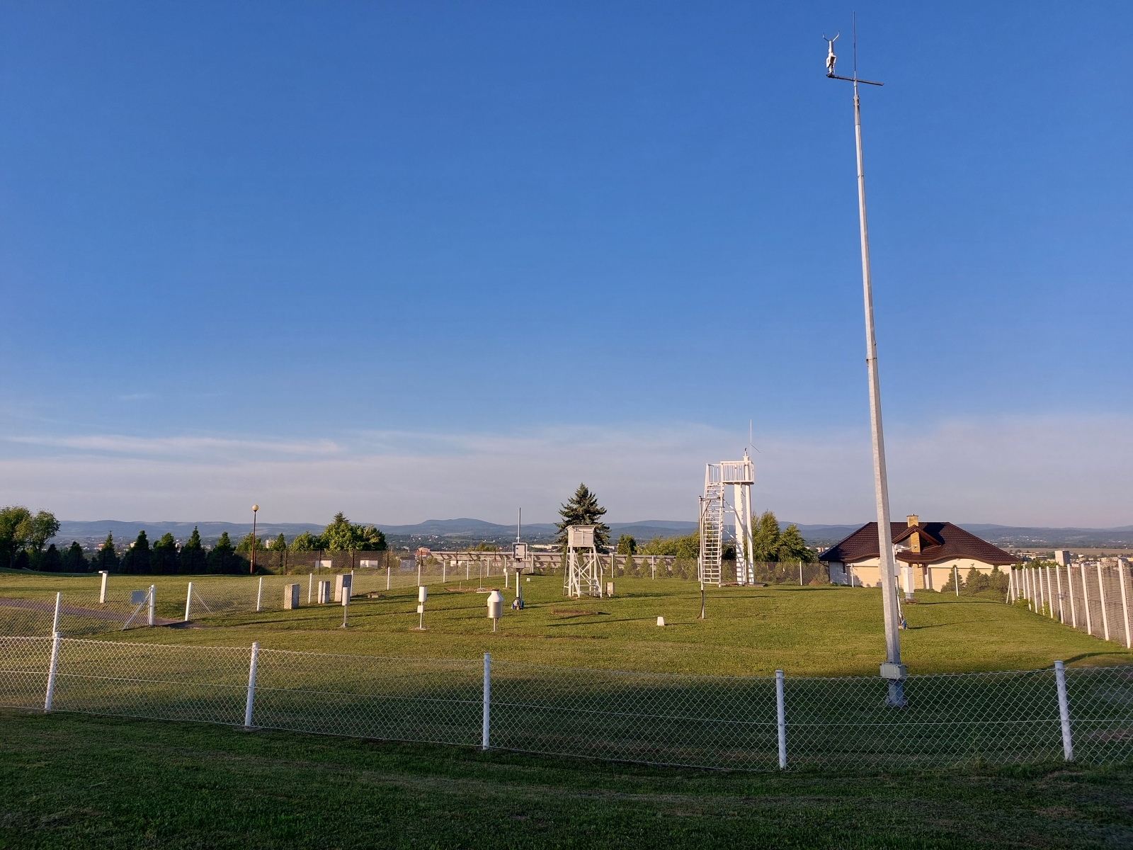 Stacja meteorologiczna IMGW-PIB w Krośnie, o poranku, 17.05.2024 r. Fot. Wioletta Bogaczyk | IMGW-PIB