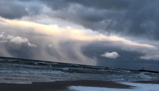 Dynamiczna pogoda oraz sztorm na Wybrzeżu Morza Bałtyckiego; Fot: I. Wodowska/IMGW