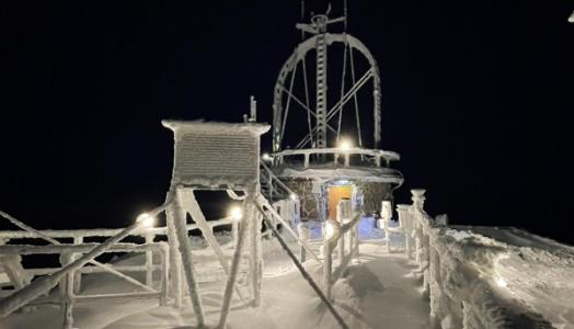 Zimowa noc na stacji meteorologicznej na Kasprowym Wierchu. Fot. Michał Trzebunia | IMGW-PIB