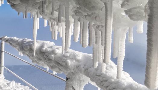 Sople lodu zwisające z górnego dysku obserwatorium meteorologicznego na Śnieżce, 13.02.2023 r. Fot. Piotr Olszewski | IMGW-PIB 