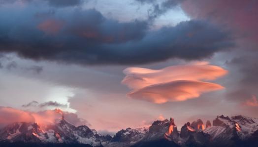 Krajobraz gór z chmurami. F. Marc Thunis, Unsplash.