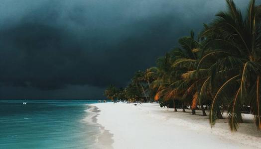 Fot. Rifath Photoripey, Unsplash. Plaża, morze, chmury.
