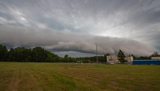 Zbliżająca się kierunku ogródka meteorologicznego w Białymstoku burza poprzedzona wałem rotorowym, 22.07.2023 r. Fot. Mateusz Zamajtys | IMGW-PIB