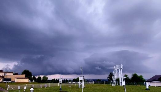 Burza nad Krosnem i ogródkiem meteorologicznym stacji hydrologiczno-meteorologicznej IMGW-PIB w Krośnie, 04.07.2024 r. Fot. Wioletta Bogaczyk | IMGW-PIB