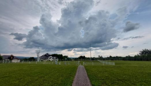 Chmury burzowe nad stacją hydrologiczno-meteorologiczną w Krośnie, 27.06.2024 r. Fot. Wioletta Bogaczyk | IMGW-PIB