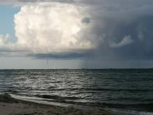 Fot. Monika Sobolewska | Trąba wodna nad Zatoką Pucką widziana z plaży w Mechelinkach koło Gdyni
