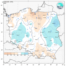 Przestrzenny rozkład miesięcznej sumy opadów w kwietniu 2022 r. oraz przestrzenny rozkład anomalii sumy opadów w stosunku do normy (tj. średniej miesięcznej wartości wieloletniej elementu w okresie 1991-2020).