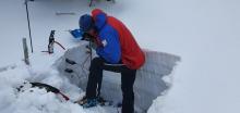 Badania profilu stratygraficznego pokrywy śnieżnej wykonywane przez SŚL GOPR; fot. Archiwum GOPR.