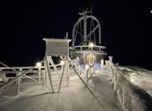 Zimowa noc na stacji meteorologicznej na Kasprowym Wierchu. Fot. Michał Trzebunia | IMGW-PIB