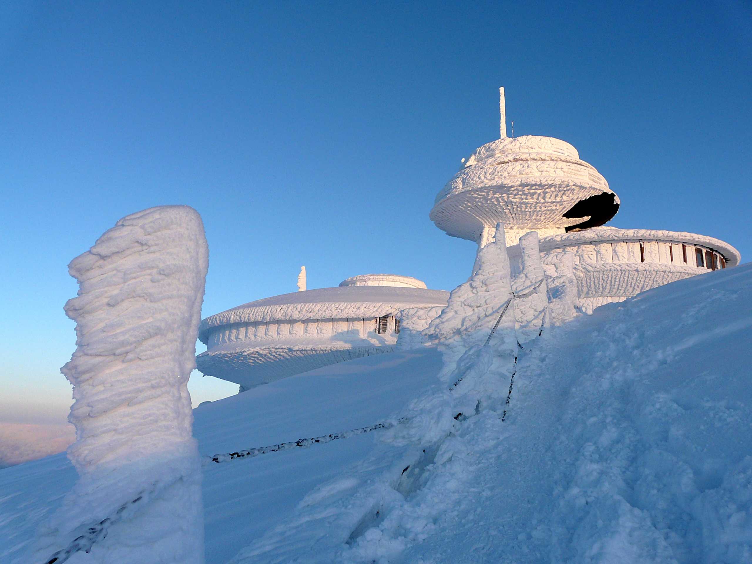 IMGW-PIB rozpoczął proces rewitalizacji terenu oraz odrestaurowania Wysokogórskiego Obserwatorium Meteorologicznego na Śnieżce
