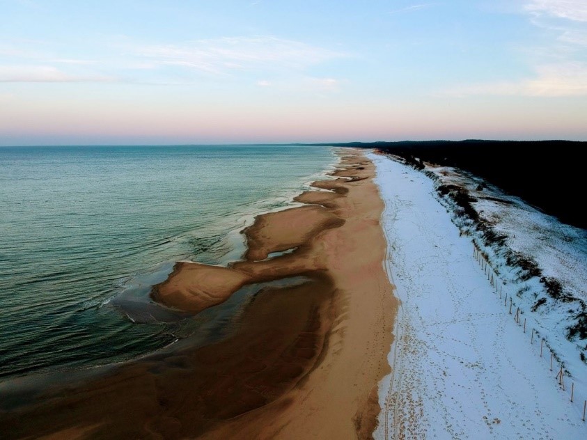 Sztorm i niżówka na Morzu Bałtyckim. Południowe wiatry odsłonią bałtyckie plaże.