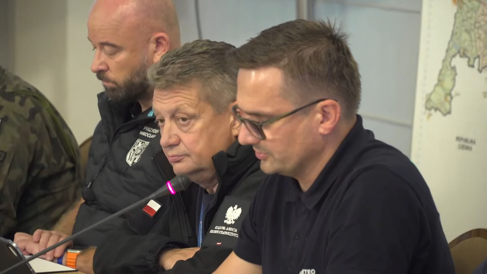 Dyrektor IMGW-PIB prof. dr hab. Robert Czerniawski na posiedzeniu powodziowego sztabu kryzysowego we Wrocławiu