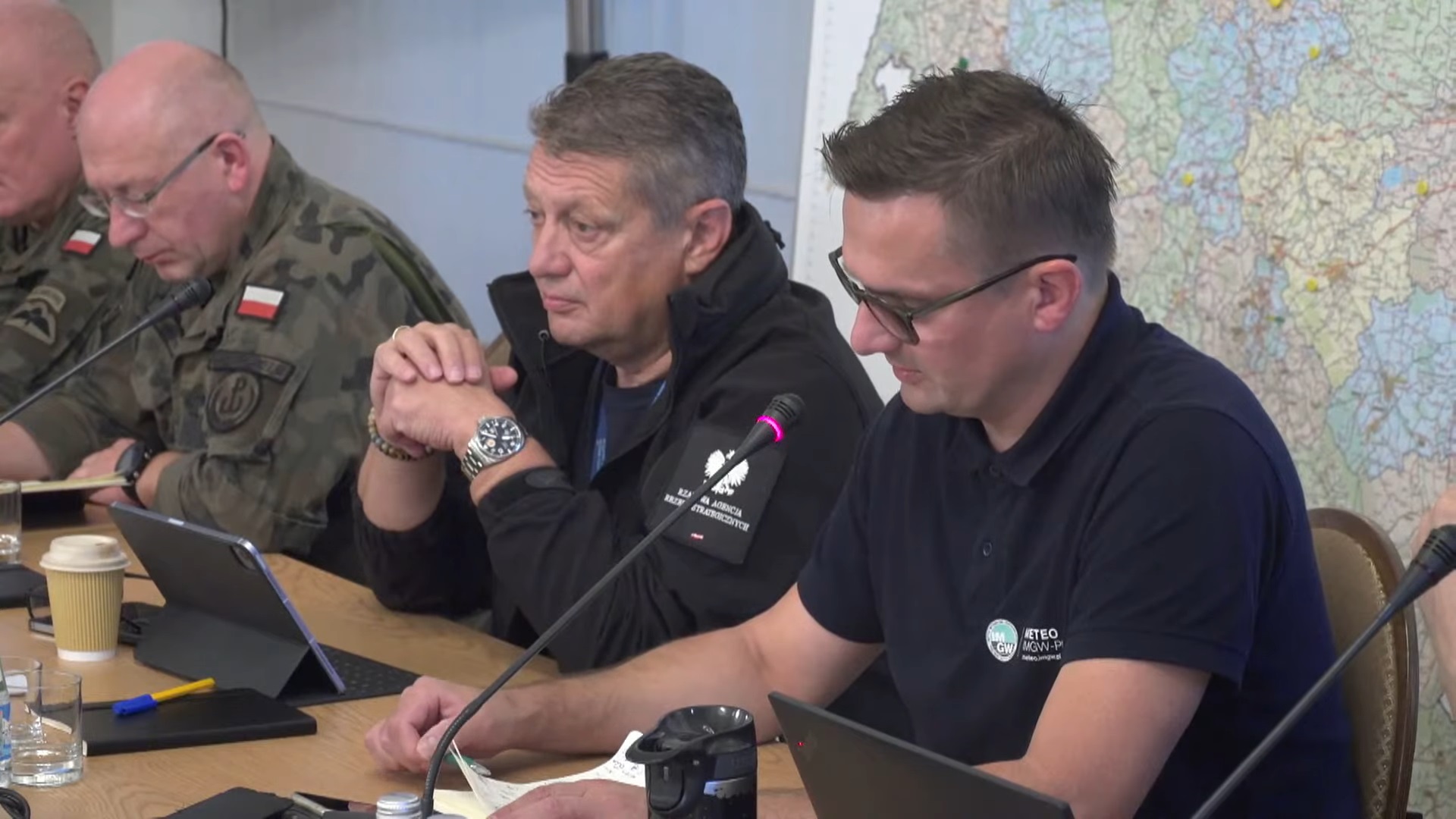 Dyrektor IMGW-PIB prof. dr hab. Robert Czerniawski przekazał najnowsze analizy od IMGW podczas porannego, powodziowego sztabu kryzysowego we Wrocławiu z udziałem premiera Donalda Tuska
