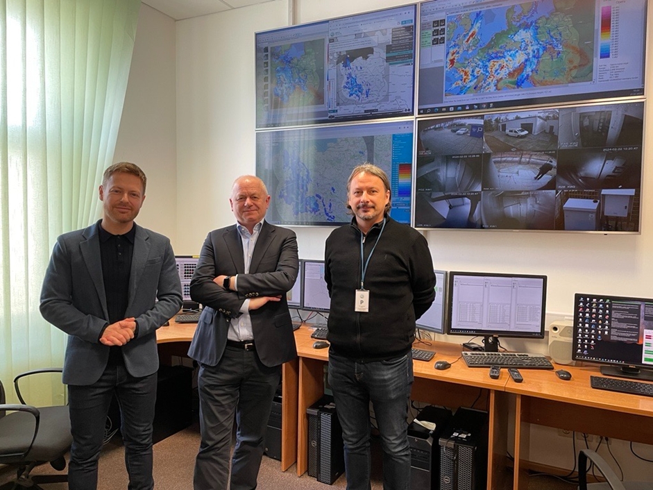 Wizyta w „Centrum Dowodzenia” Wydziału Teledetekcji Naziemnej”. Od lewej stoją: Tomasz Schafernaker, prof. Mariusz J. Figurski, Rafał Lewandowski – kierownik WTN.