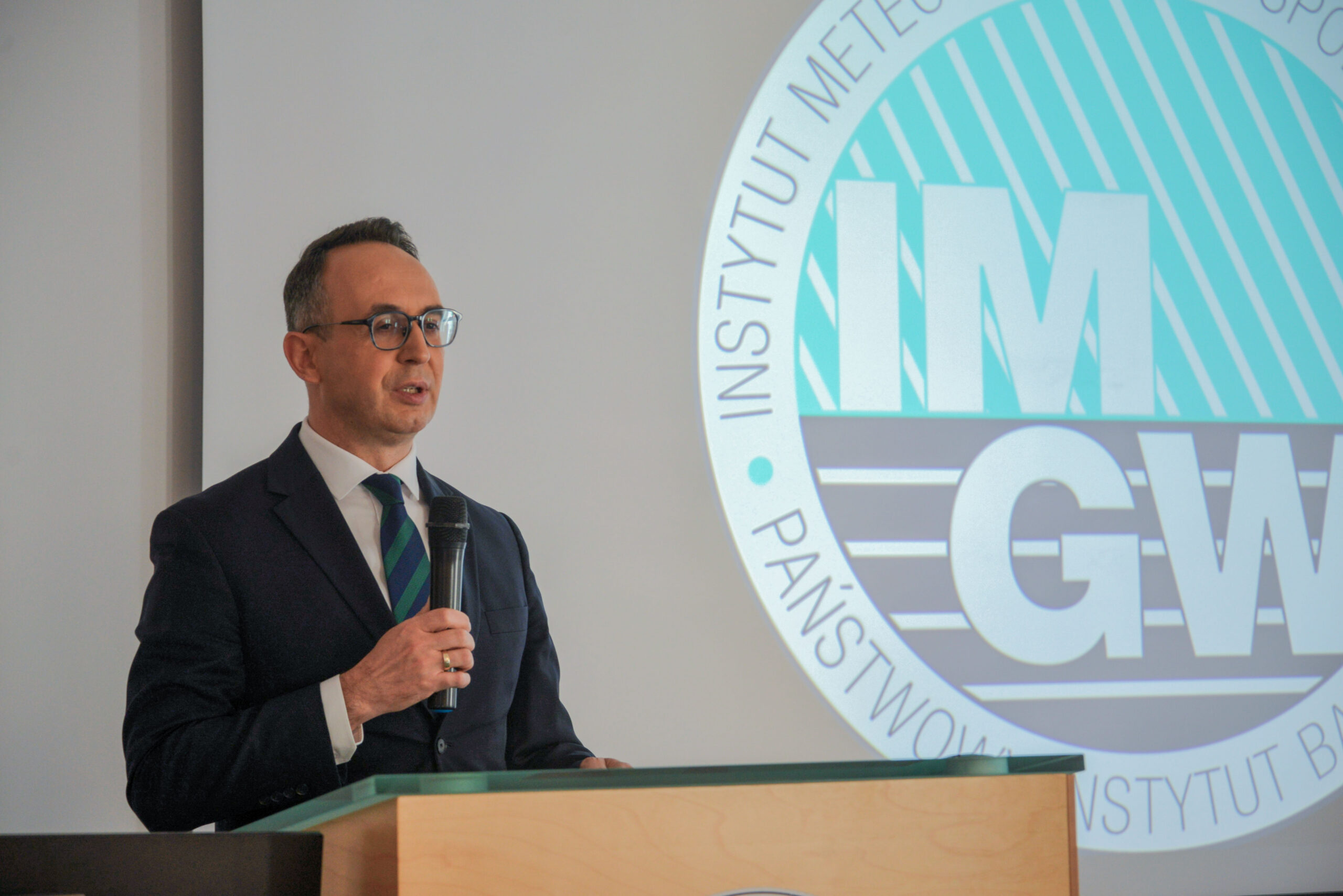 Minister Infrastruktury o roli IMGW w systemie bezpieczeństwa lotnictwa cywilnego