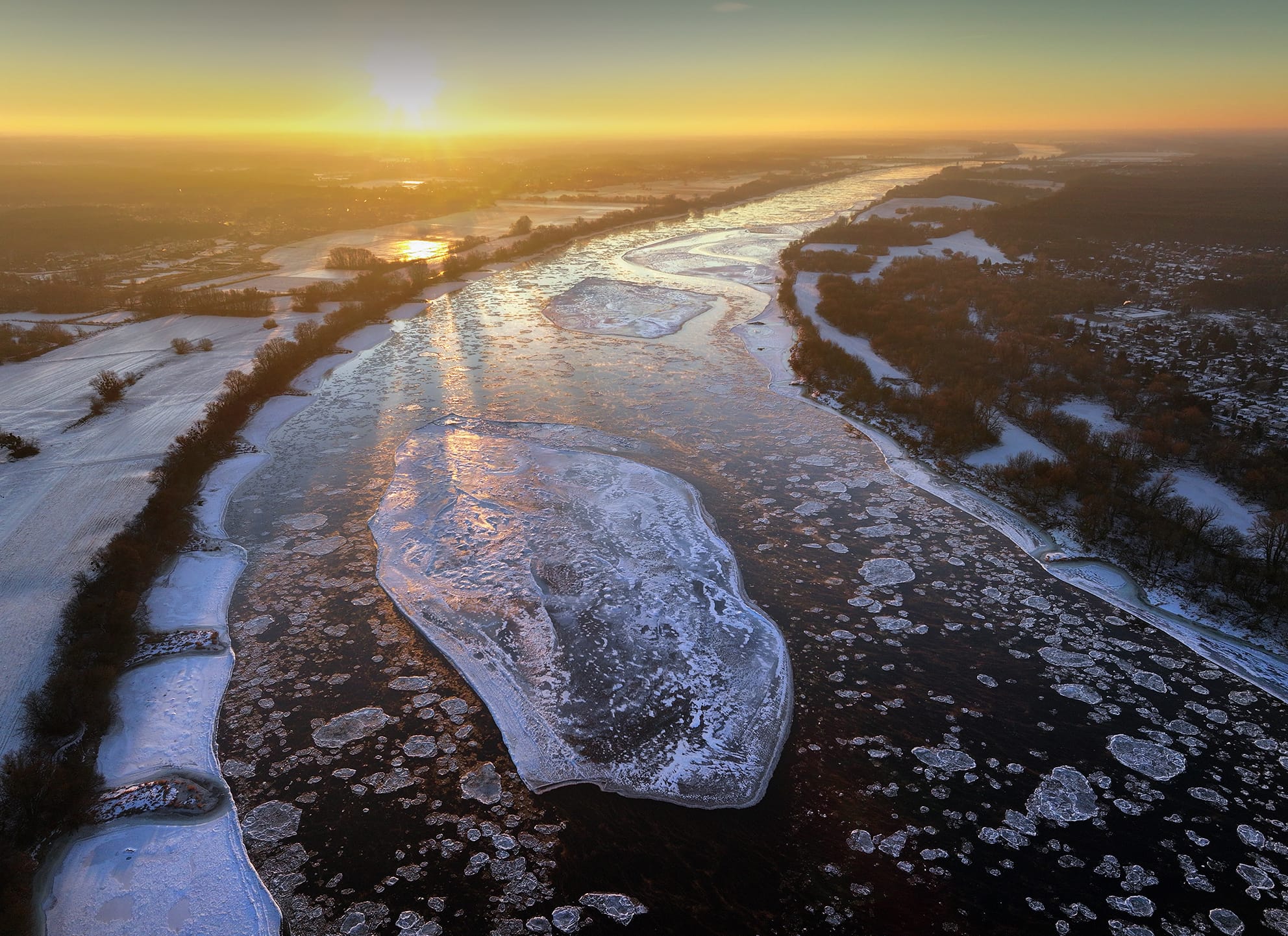 Obraz zawierający zima, wschód słońca, na wolnym powietrzu, niebo
Zawartość wygenerowana przez AI może być niepoprawna.
