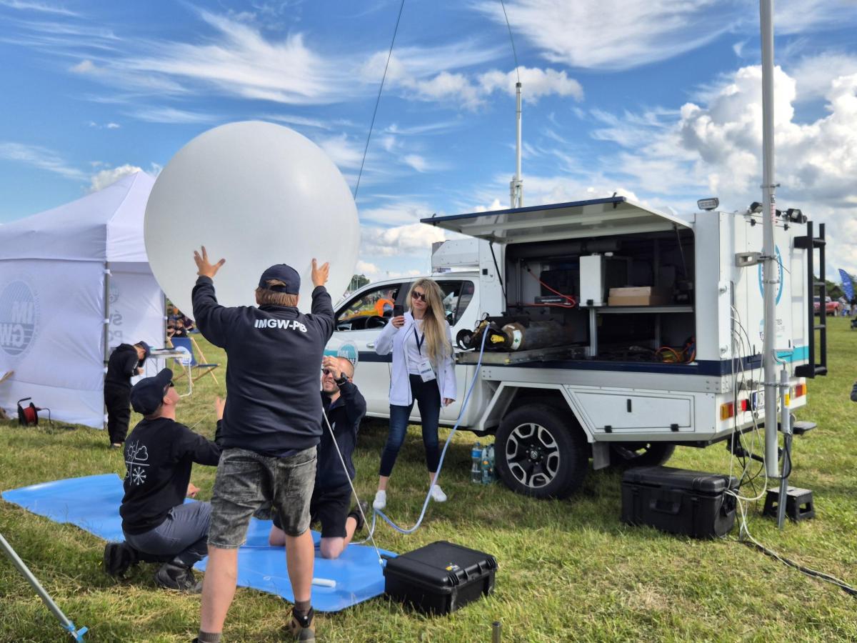 Burzyk 1 – Mobilny Zespół Burzowy należący do „Tropicieli Burz” na Świdnik Air Festival!